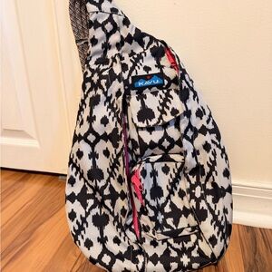 Kavu Black & White Patterned Crossbody Sling with Pink Zips